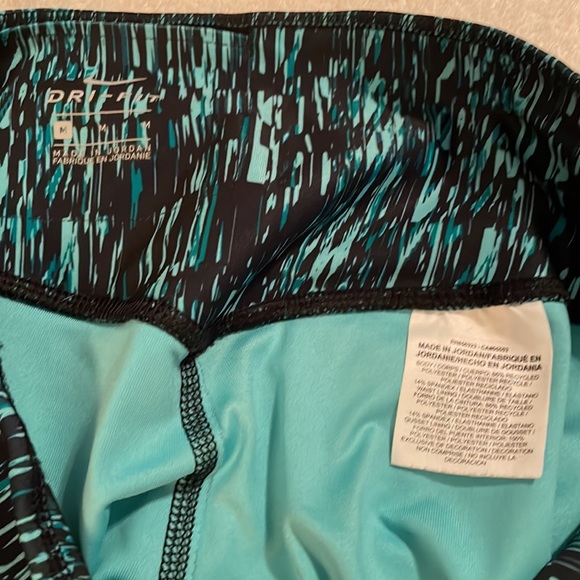 NIKE sz M green black crop workout leggings really good condition!” - Picture 5 of 7